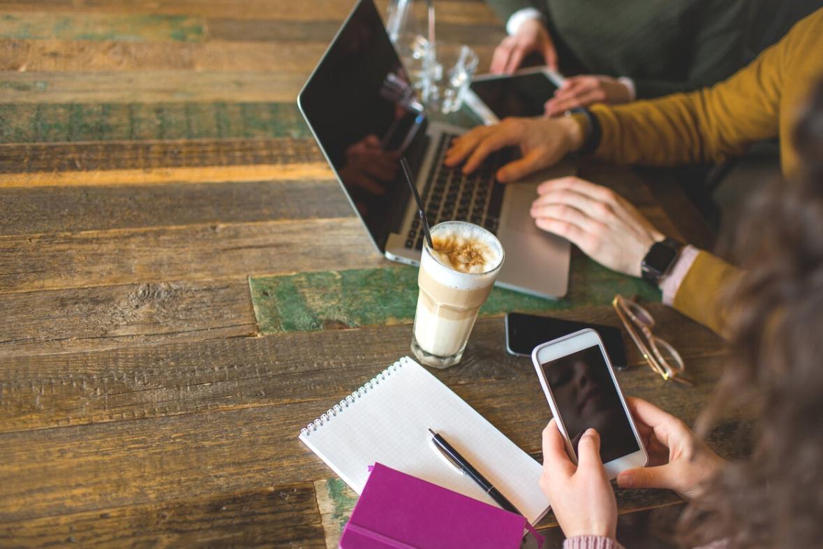 Студенты работают над игровыми проектами в Unity